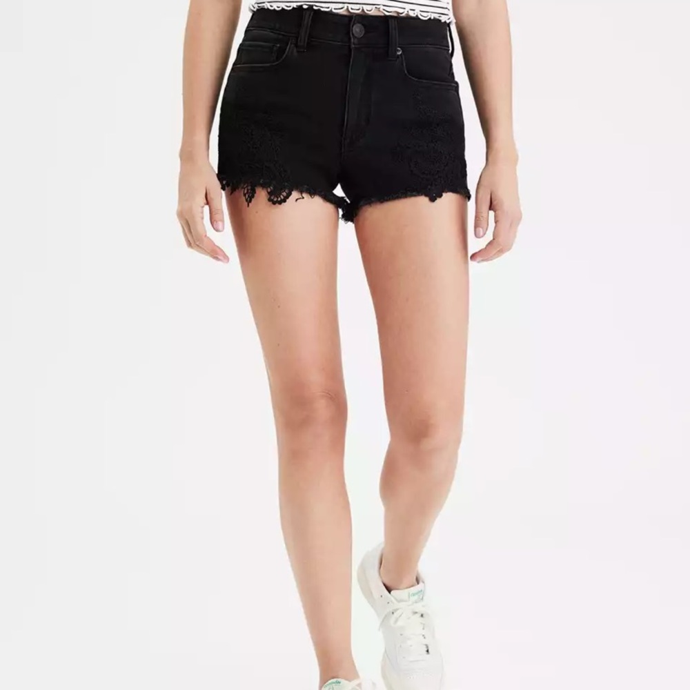 ✨AE black high rise shortie with lace, size 6✨